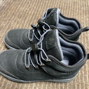 Columbia Men's Black Athletic snow boots ( size:6)